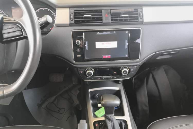 Used Qoros 3 2016 Urban SUV 1.6T Automatic Zhiyue Model Audio And AC Panel