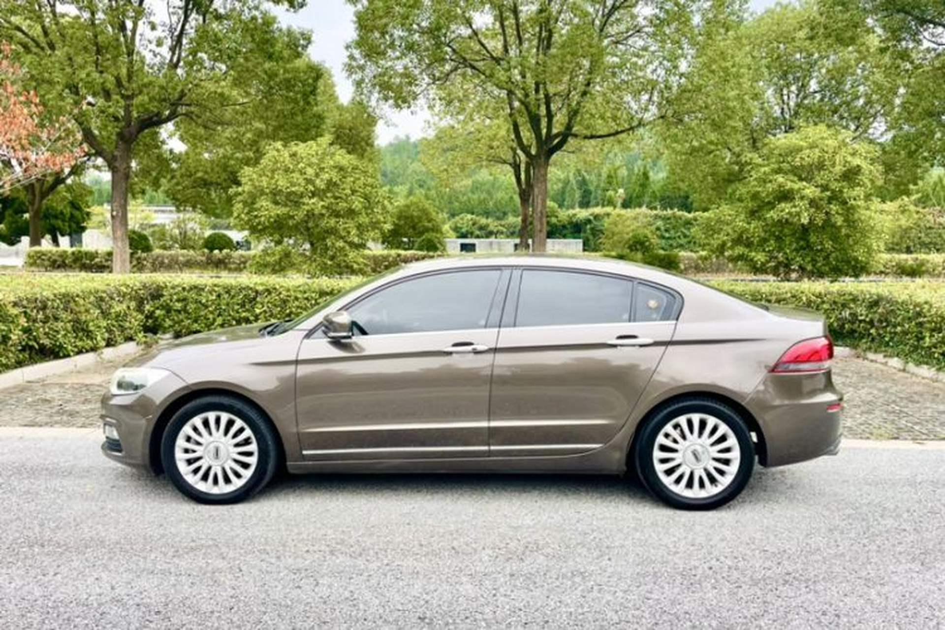 Used Qoros 3 2014 Sedan 1.6T Automatic ZhiZhen Model Exterior 2