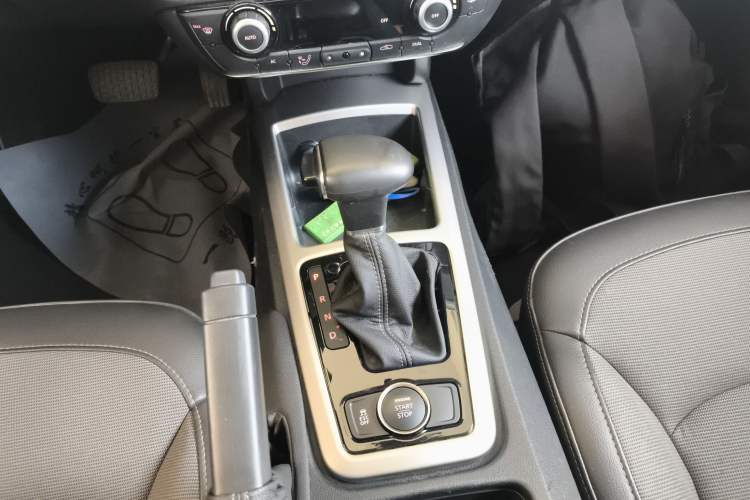 Used Qoros 3 2016 Urban SUV 1.6T Automatic Zhiyue Model Gear Lever
