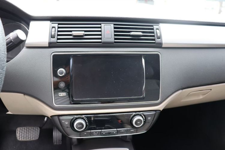 Used Qoros 3 2014 Sedan 1.6L Automatic Zhiyue Model Interior 2