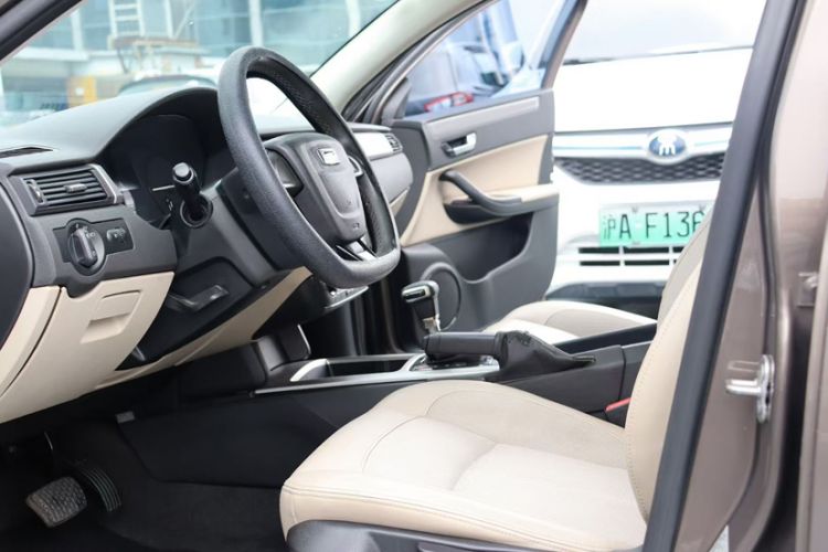 Used Qoros 3 2014 Sedan 1.6L Automatic Zhiyue Model Interior 4