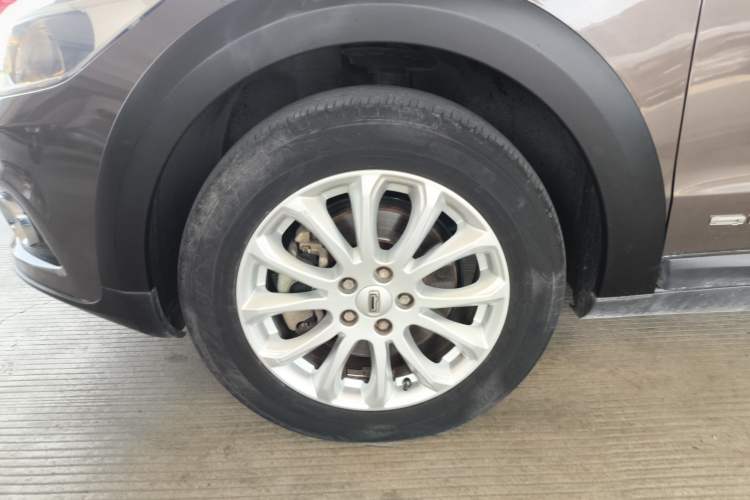 Used Qoros 3 2016 Urban SUV 1.6T Automatic Zhiyue Model Left Front Wheel Hub