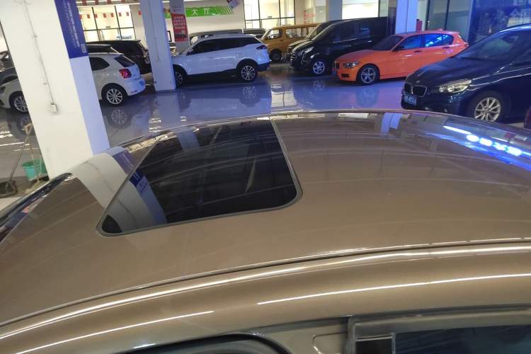 Used Qoros 3 2014 Sedan 1.6T Automatic ZhiZhen Model Roof