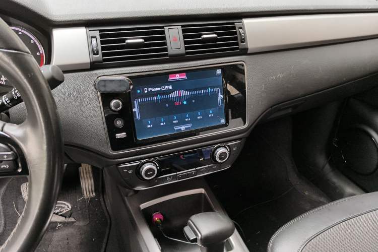 Used Qoros 3 2016 Urban SUV 1.6T Automatic Zhiyue Model Audio And AC Panel