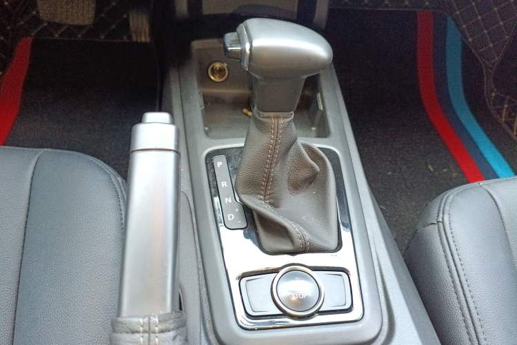 Used Qoros 3 2018 Sedan 1.6L Automatic Leading Model Gear Lever
