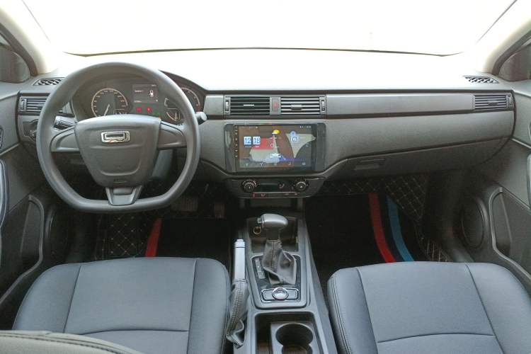 Used Qoros 3 2018 Sedan 1.6L Automatic Leading Model Interior 2
