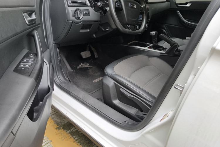Used Qoros 3 2016 Urban SUV 1.6T Automatic Zhiyue Model Interior 3