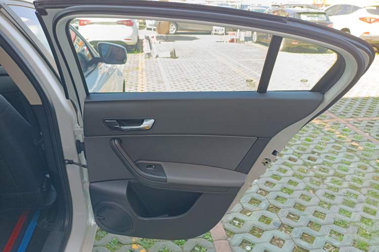 Used Qoros 3 2018 Sedan 1.6L Automatic Leading Model Interior 6