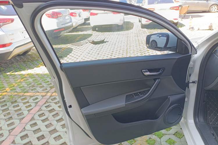 Used Qoros 3 2018 Sedan 1.6L Automatic Leading Model Interior 7