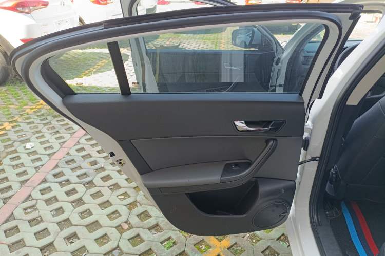 Used Qoros 3 2018 Sedan 1.6L Automatic Leading Model Interior 8