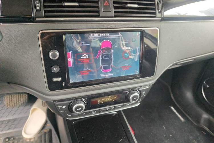 Used Qoros 3 2014 Sedan 1.6T Automatic ZhiZhen Model Audio And AC Panel
