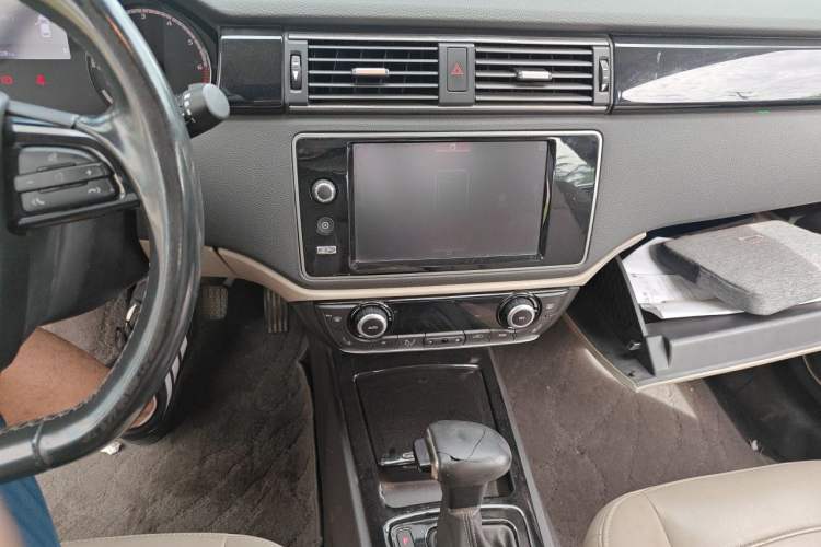 Used Qoros 3 2014 Sedan 1.6T Automatic ZhiZhen Model Audio And AC Panel