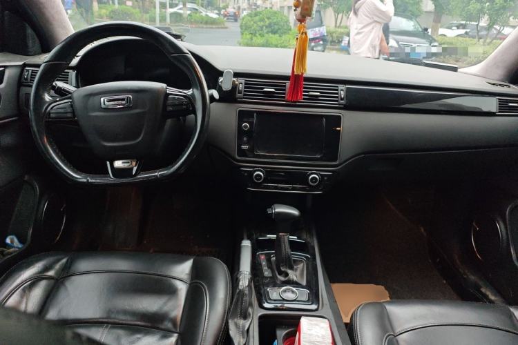 Used Qoros 3 2014 Sedan 1.6T Automatic ZhiZhen Model Center Console