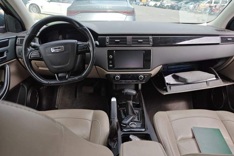 Used Qoros 3 2014 Sedan 1.6T Automatic ZhiZhen Model Center Console