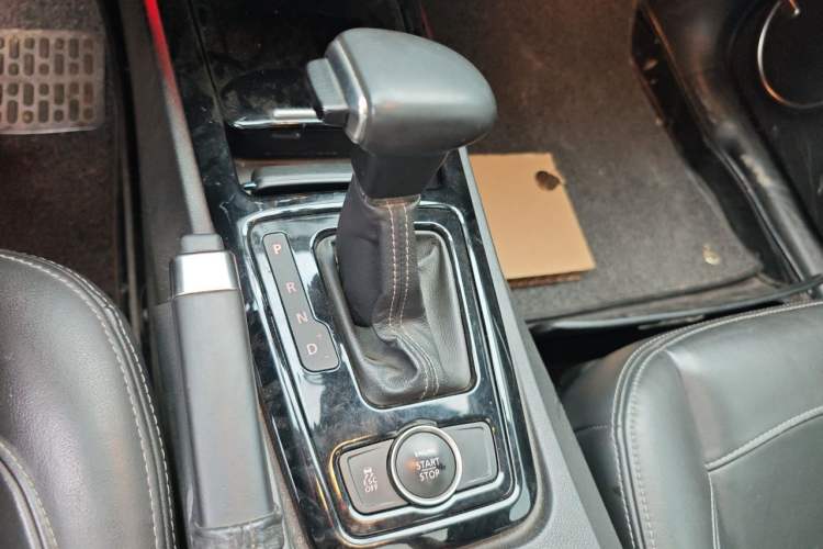 Used Qoros 3 2014 Sedan 1.6T Automatic ZhiZhen Model Gear Lever