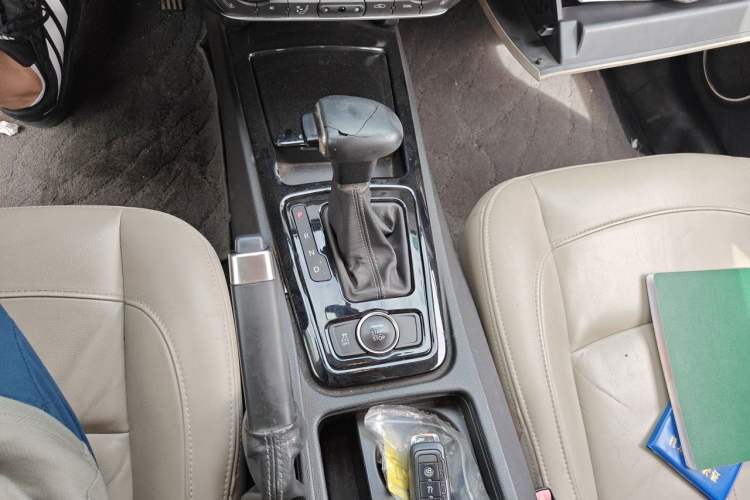 Used Qoros 3 2014 Sedan 1.6T Automatic ZhiZhen Model Gear Lever