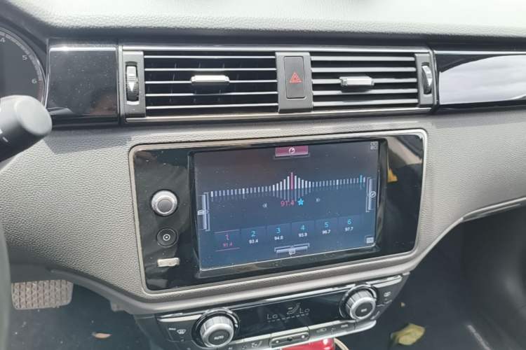 Used Qoros 3 2014 Sedan 1.6T Automatic ZhiZhen Model Audio And AC Panel