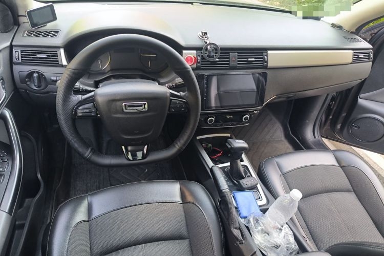 Used Qoros 3 2014 Sedan 1.6T Automatic Zhiyue Model Center Console