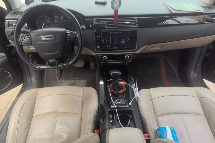Used Qoros 3 2014 Sedan 1.6T Automatic ZhiZhen Model Center Console