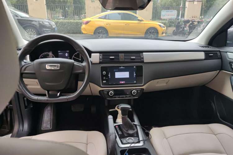 Used Qoros 3 2014 Sedan 1.6L Automatic Zhiyue Model Center Console