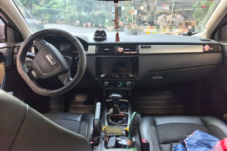 Used Qoros 3 2014 Sedan 1.6L Automatic Zhiyue Model Center Console