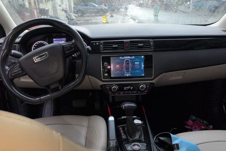 Used Qoros 3 2014 Sedan 1.6T Automatic ZhiZhen Model Center Console
