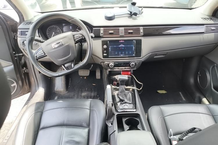 Used Qoros 3 2014 Sedan 1.6T Automatic ZhiZhen Model Center Console
