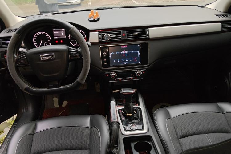 Used Qoros 3 2014 Sedan 1.6L Automatic Zhiyue Model Center Console