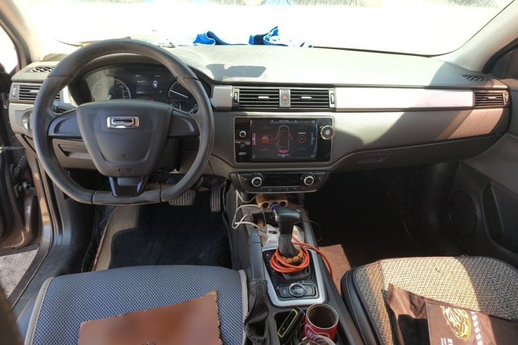 Used Qoros 3 2014 Sedan 1.6T Automatic Zhiyue Model Center Console