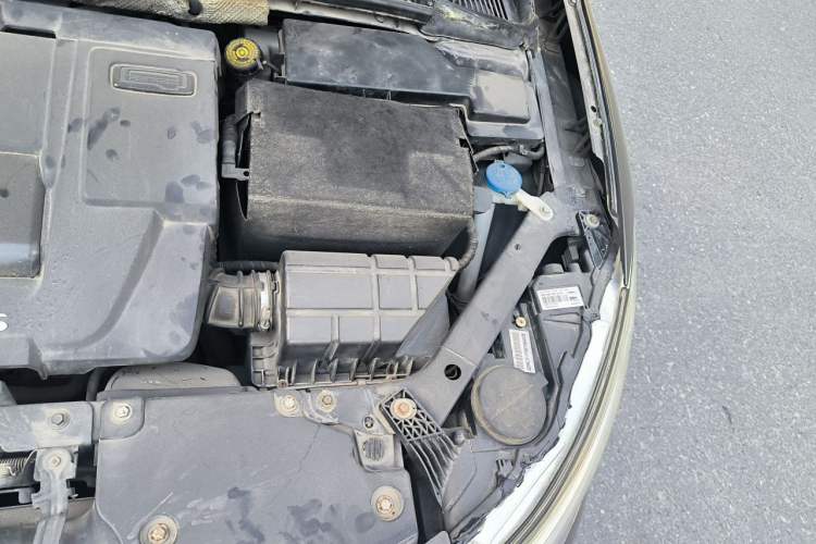 Used Qoros 3 2014 Sedan 1.6T Automatic Zhiyue Model Engine Bay Left