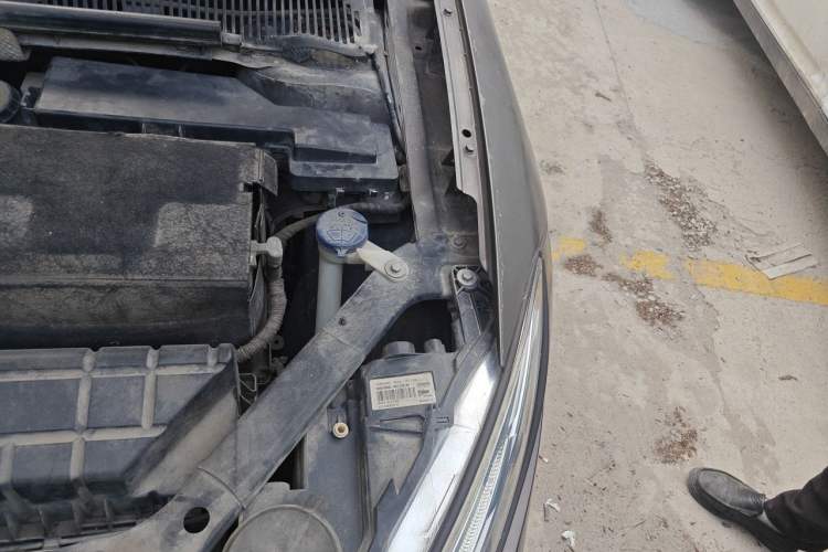 Used Qoros 3 2014 Sedan 1.6L Automatic Zhiyue Model Engine Bay Left