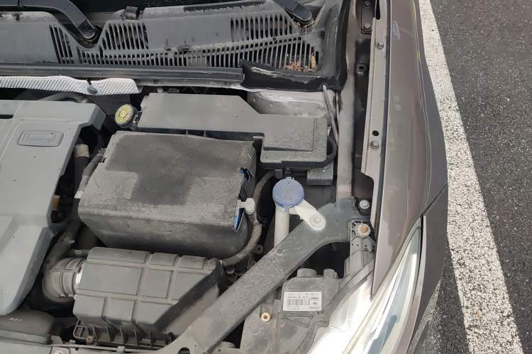 Used Qoros 3 2014 Sedan 1.6L Automatic Zhiyue Model Engine Bay Left
