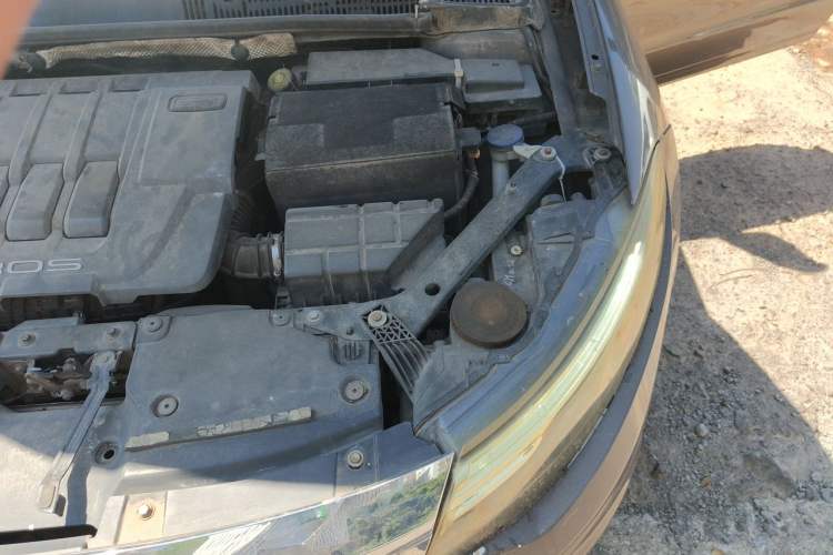 Used Qoros 3 2014 Sedan 1.6T Automatic Zhiyue Model Engine Bay Left