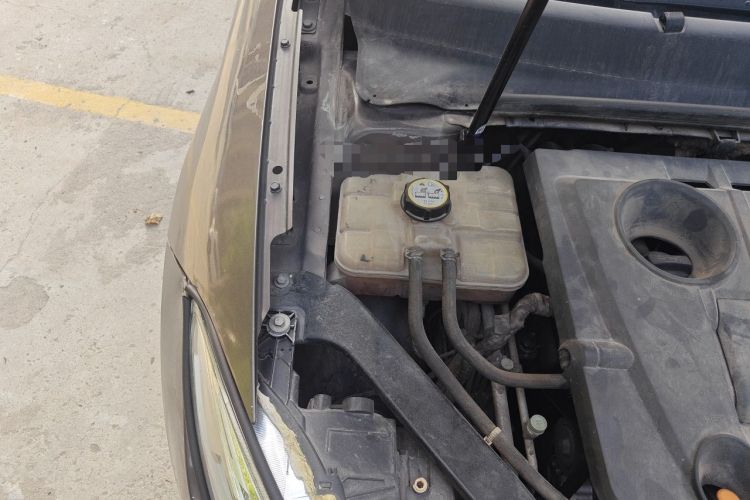 Used Qoros 3 2014 Sedan 1.6L Automatic Zhiyue Model Engine Bay Right