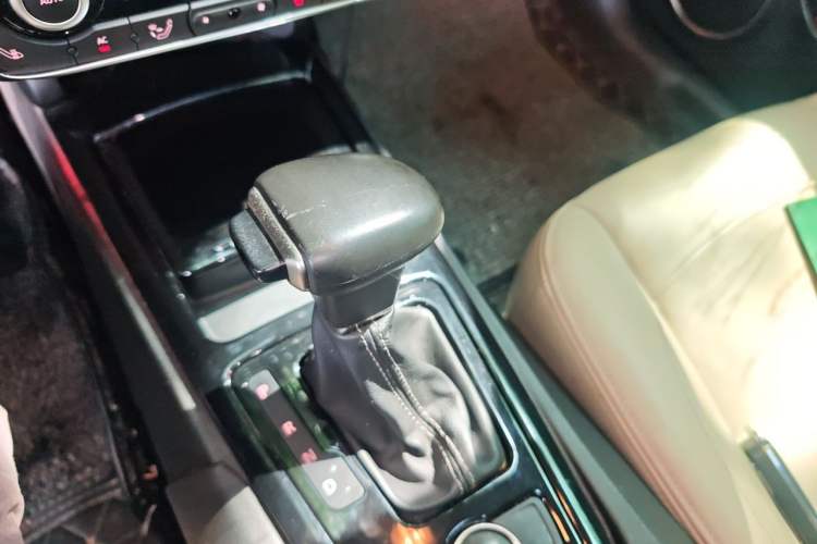 Used Qoros 3 2014 Sedan 1.6T Automatic ZhiZhen Model Gear Lever