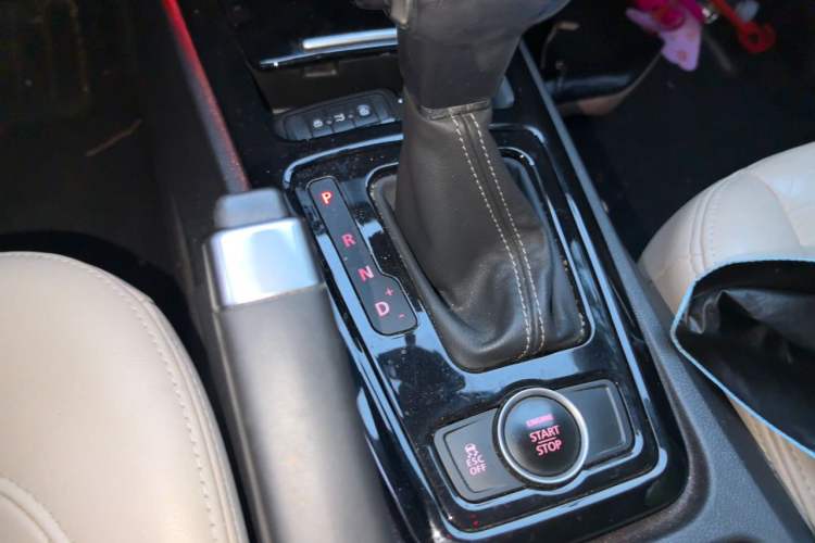 Used Qoros 3 2014 Sedan 1.6T Automatic ZhiZhen Model Gear Lever