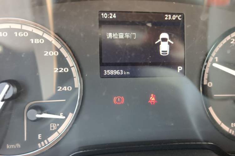 Used Qoros 3 2014 Sedan 1.6T Automatic Zhiyue Model Odometer Close Up