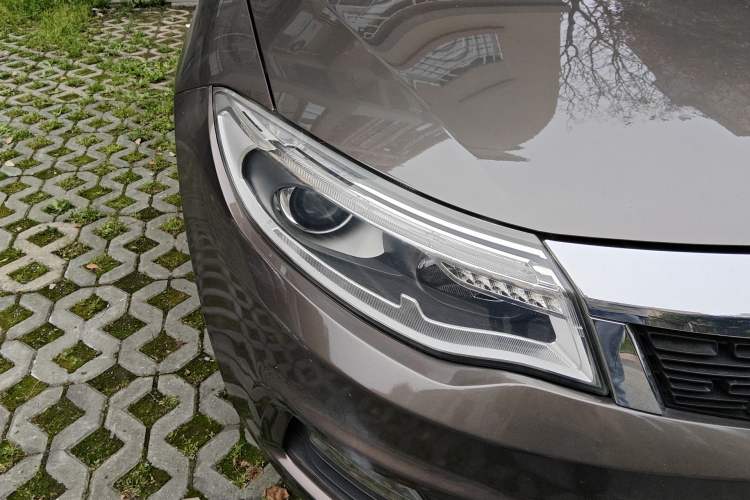 Used Qoros 3 2014 Sedan 1.6L Automatic Zhiyue Model Right Front Headlight