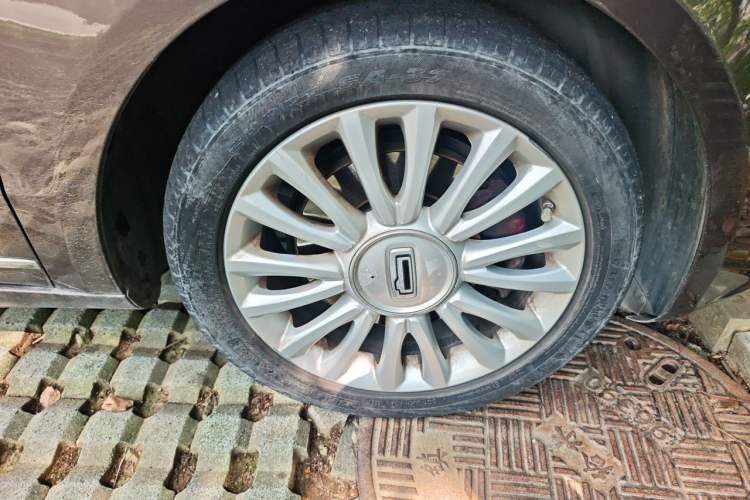 Used Qoros 3 2014 Sedan 1.6T Automatic ZhiZhen Model Right Front Wheel Hub