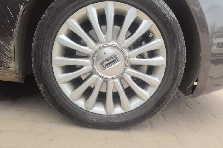 Used Qoros 3 2014 Sedan 1.6T Automatic ZhiZhen Model Right Front Wheel Hub
