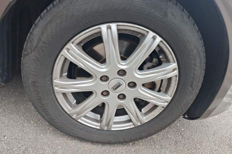 Used Qoros 3 2014 Sedan 1.6L Automatic Zhiyue Enhanced Model Right Front Wheel Hub