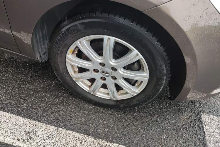 Used Qoros 3 2014 Sedan 1.6L Automatic Zhiyue Model Right Front Wheel Hub
