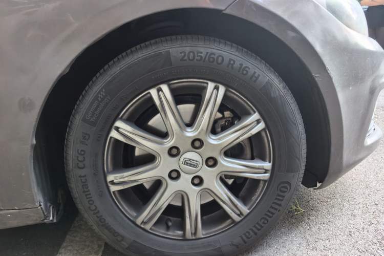 Used Qoros 3 2014 Sedan 1.6L Automatic Zhiyue Model Right Front Wheel Hub
