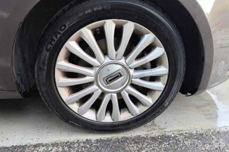 Used Qoros 3 2014 Sedan 1.6T Automatic ZhiZhen Model Right Front Wheel Hub