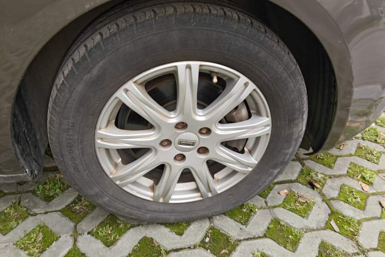 Used Qoros 3 2014 Sedan 1.6L Automatic Zhiyue Model Right Front Wheel Hub