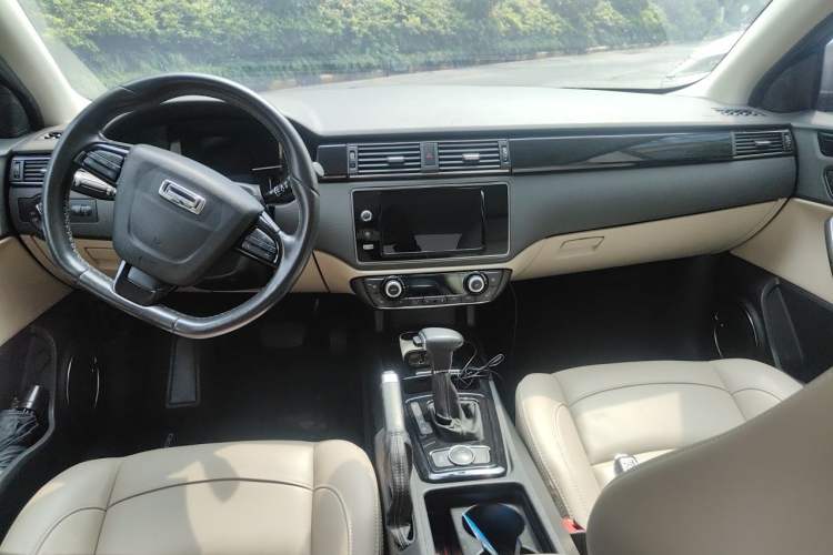 Used Qoros 3 2014 Sedan 1.6T Automatic ZhiZhen Model Center Console