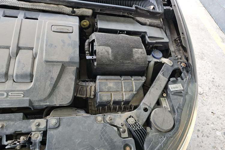 Used Qoros 3 2014 Sedan 1.6T Automatic ZhiZhen Model Engine Bay Left