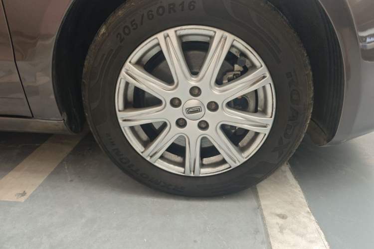 Used Qoros 3 2014 Sedan 1.6L Automatic Zhiyue Enhanced Model Right Front Wheel Hub