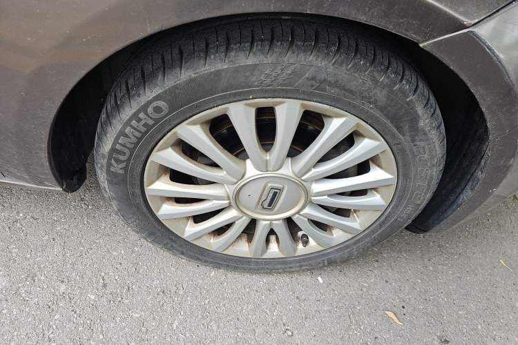 Used Qoros 3 2014 Sedan 1.6T Automatic ZhiZhen Model Right Front Wheel Hub