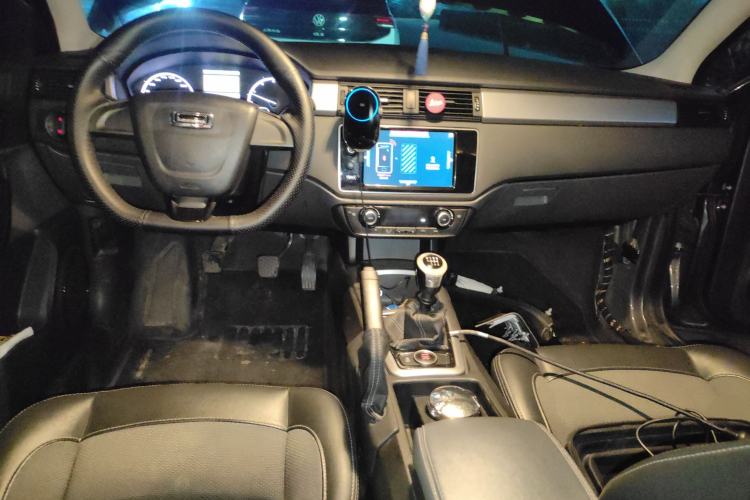 Used Qoros 3 2014 Sedan 1.6L Manual Zhiyue Model Center Console